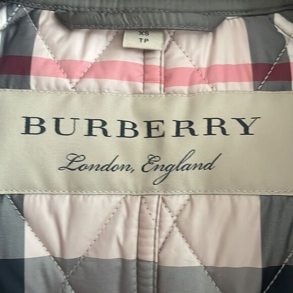- Burberry Finsbridge Belted
Quilted Jacket. Pristine condition with tags - Picture 5 of 8